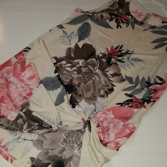 PLUS size Ivory Floral Front Knot Top - Picture 2 of 3